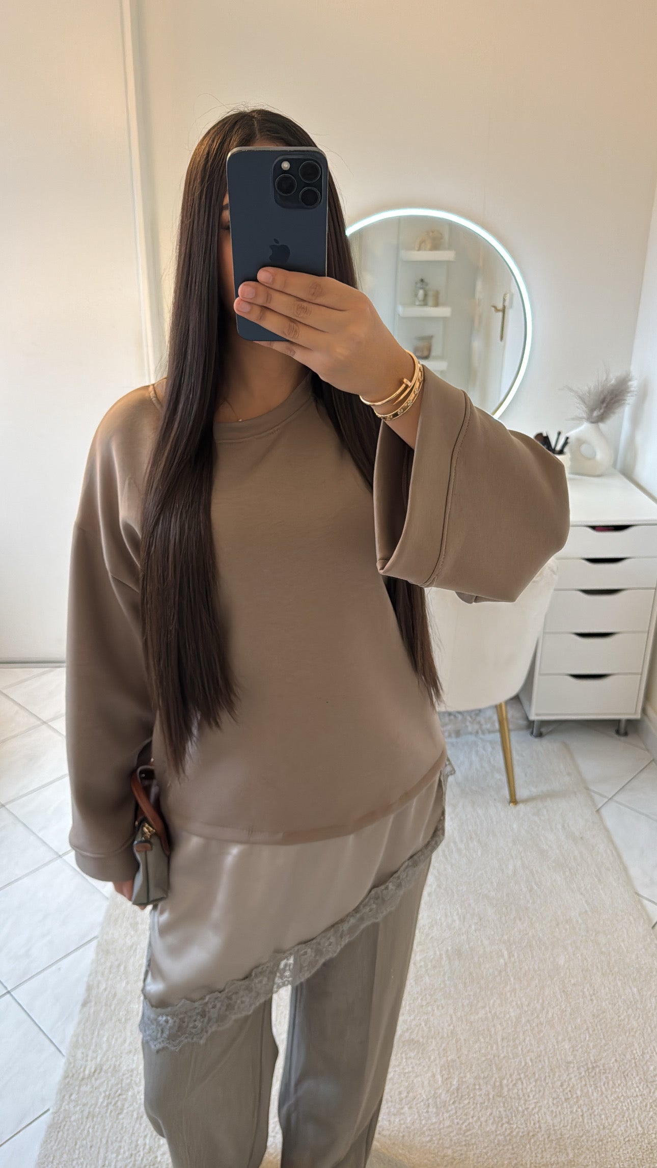 Haut à dentelle taupe