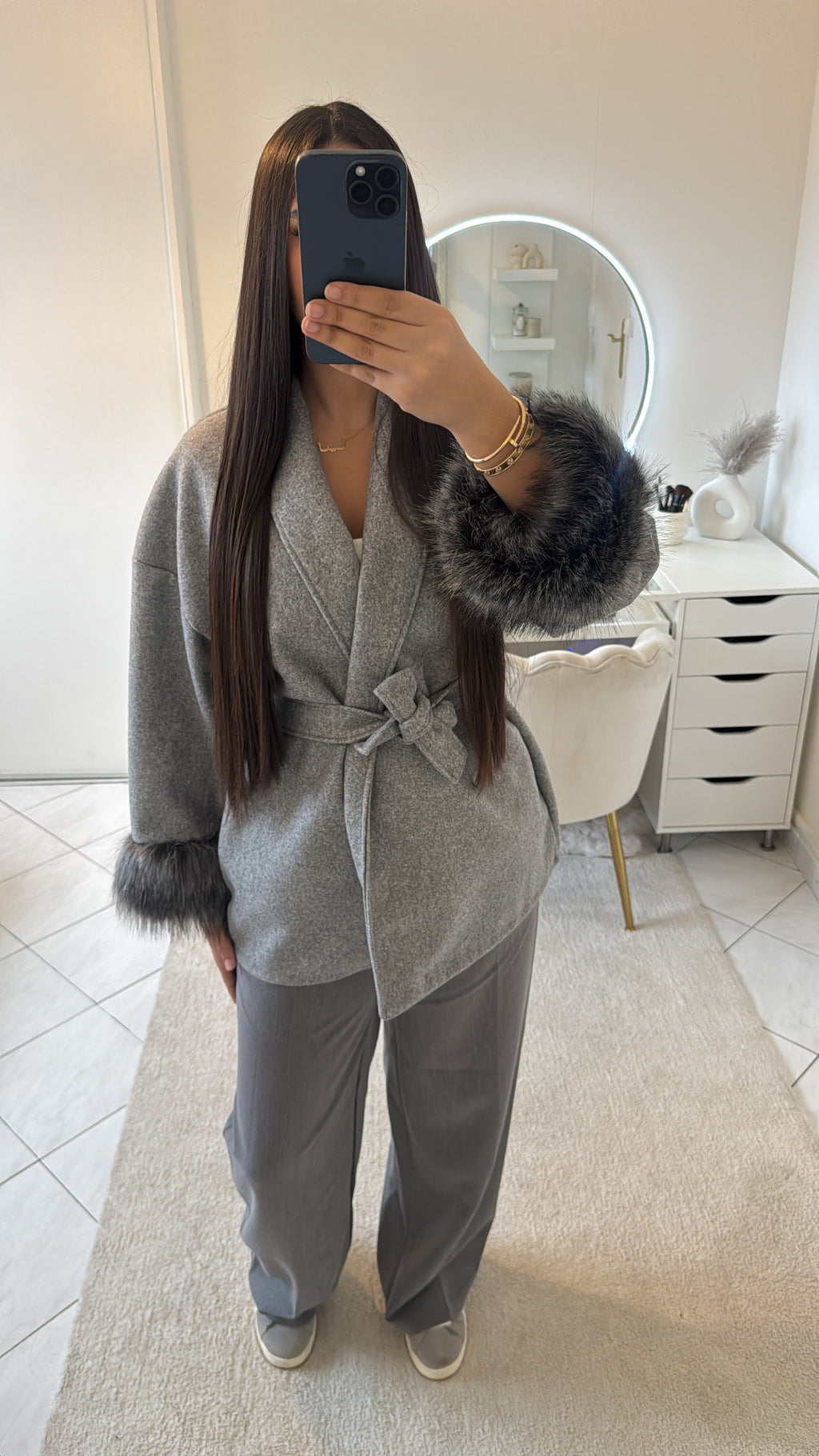 Manteau à fourrure gris