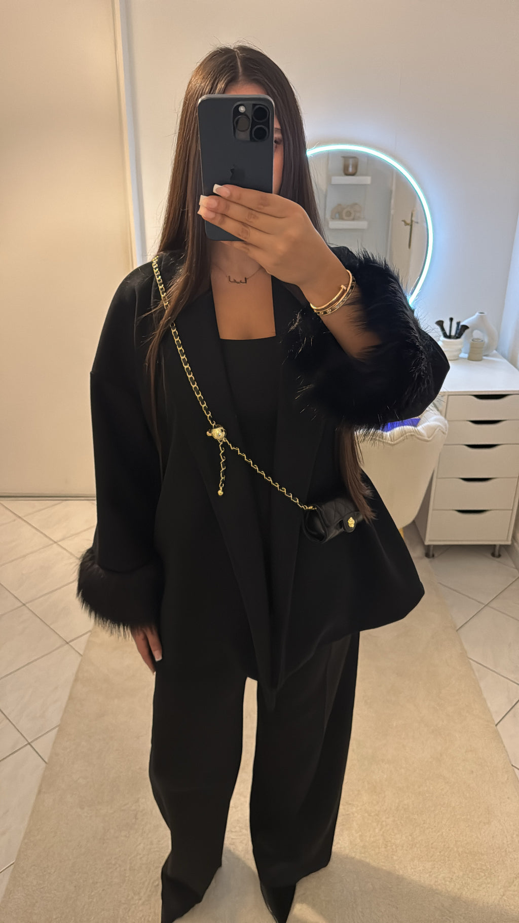 Manteau à fourrure noir