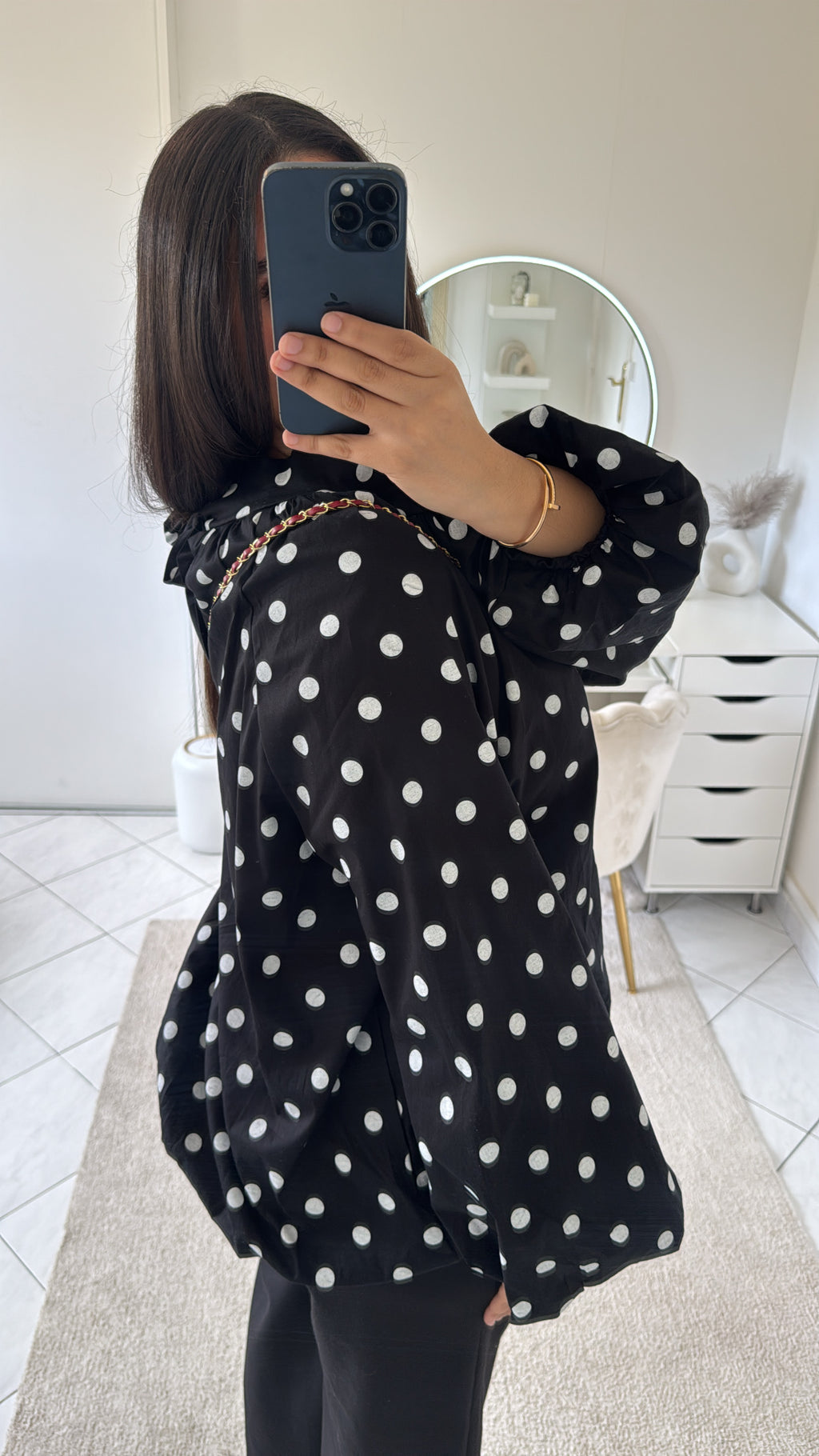 Haut noir à petit point blanc