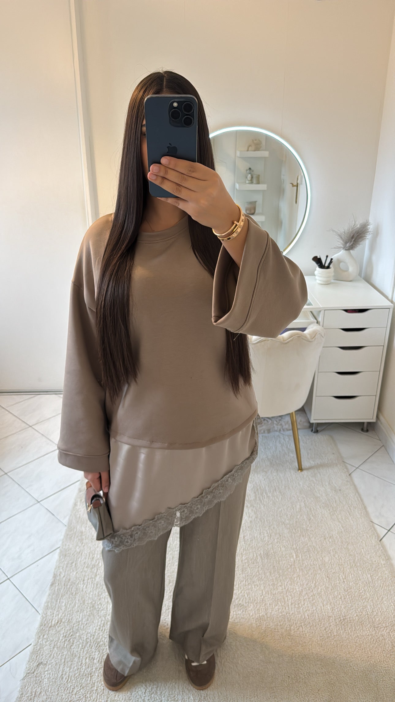 Haut à dentelle taupe