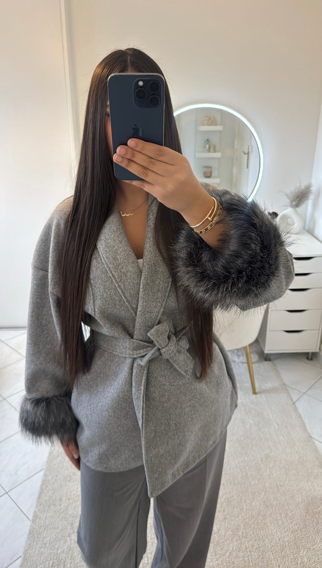 Manteau à fourrure gris